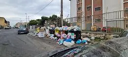 Catania: cassonetti spostati in stalli auto in via Fossa della Creta