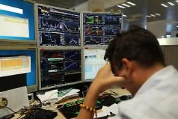 Borse asiatiche in forte ribasso per l'escalation in Medio Oriente: petrolio oltre 100 dollari, Hang Seng -3,2%