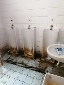 Catania: bagni pubblici da "voltastomaco"