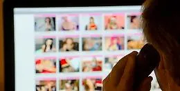 Le rubano le foto sui social e si ritrova su un sito pornografico
