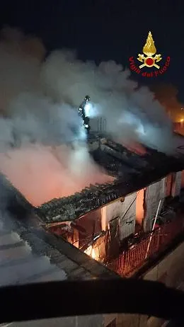 Fiamme divampano da una mansarda a Zafferana Etnea: paura ma nessun ferito