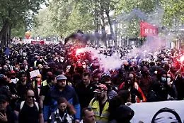 1 maggio: scontri tra agenti e gruppo manifestanti a Parigi