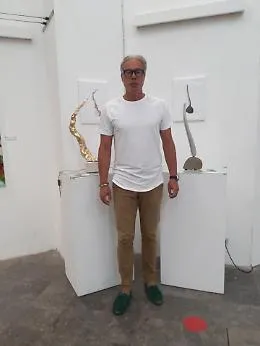 Gli alberi che il mare restituisce rivivono nelle opere di Maurizio Russo