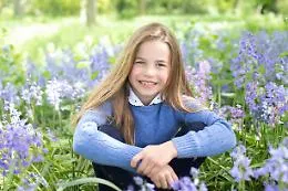 Foto nel prato per i 7 anni di Charlotte: principessa pi&ugrave; vicina al trono