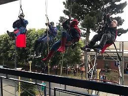 Capitan Marvel, Spiderman e Iroman arrivano dal tetto per i piccoli pazienti del Policlinico