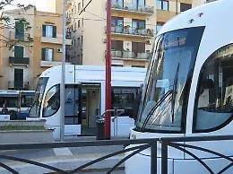 Le si stacca il braccio incastrato nella ringhiera del tram, automobilista 56enne gravemente ferita in viale Regione Siciliana