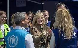 Visita a sorpresa di Jill Biden in Ucraina: &laquo;Nel giorno della mamma dovevo essere qui&raquo;