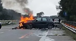 Porsche sbanda e va a fuoco, imprenditore alla guida: &laquo;Sono vivo per miracolo&raquo;