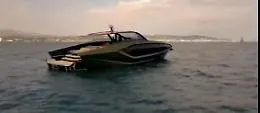 Il super yacht Lamborghini di Conor McGregor: pu&ograve; sfrecciare sull'acqua a 110 km/h
