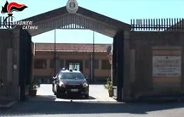 Catania, rubano la Panda a un muratore e chiedono 3 mila euro per la restituzione. Ma all'incontro trovano i carabinieri e li arrestano