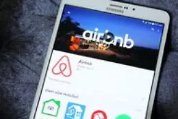 Airbnb dona 1,5 milioni all'Anci per rivitalizzare i borghi con il turismo sostenibile