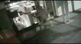 Furto con spaccata a Siracusa: ecco il ladro (poi arrestato) in azione
