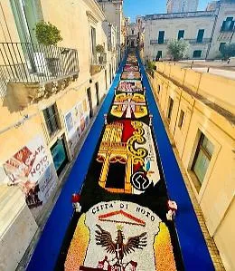 Infiorata di Noto: un'esplosione di colori e di pubblico nella citt&agrave; del Barocco