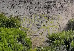 Catania, torrione del Castello Ursino imbrattato con della vernice gialla
