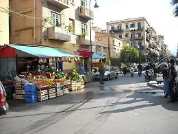 Poliziotti fermano rapinatori: aggrediti dalla folla e banditi "liberati"