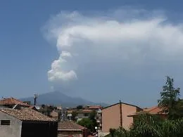 Nube bianca sull'Etna, vulcanologo chiarisce: &laquo;Nessun cataclisma, ecco di cosa si tratta&raquo;