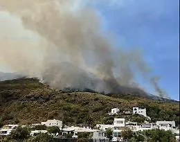 Stromboli, l'ira dei residenti: &laquo;Incendio appiccato per girare una scena della fiction tv&raquo;