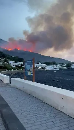 Stromboli, l'incendio non &egrave; ancora domato e ora si teme per alcune villette