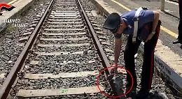 Piazzarono blocchi di cemento per far deragliare il treno. Identificati e denunciati due minori