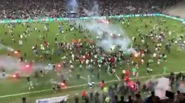 Il Saint Etienne retrocede: ira dei tifosi, invasione di campo e caccia ai giocatori