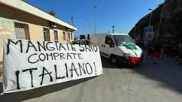 Caro gasolio: pescatori Vasto bloccano pesce 'straniero'