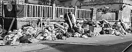 Catania invasa dai rifiuti: falsa partenza del "porta a porta"