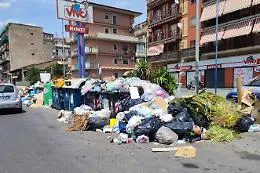 Emergenza rifiuti a Catania, il Comune ai cittadini: &laquo;Non bruciate e non gettate spazzatura&raquo;