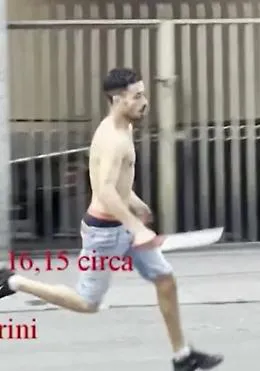 Torino, giovane insegue coetaneo con un machete in strada