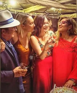 I 35 anni di Romina Carrisi: festa con mamma, pap&agrave; e le sorelle Cristel e Jasmine