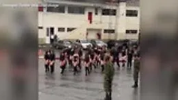 Colombia, la sfilata della donne in costume alla parata militare