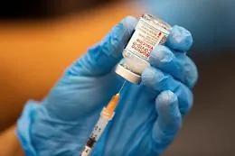 Covid, da Moderna il nuovo vaccino efficace contro Omicron