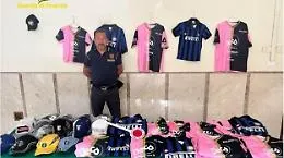 Magliette falsificate vendute vicino allo stadio Barbera: sequestrate