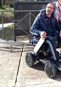 Odissea per un disabile: &laquo;Ho aspettato 3 ore per votare, rimbalzato da un seggio all'altro&raquo;