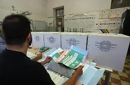Caos seggi Palermo, scrutatori in rivolta: &laquo;Turni di lavoro di 21 ore. Un massacro&raquo;