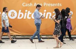 Bitcoin: crolla sotto 25.000 dollari ai minimi da 18 mesi