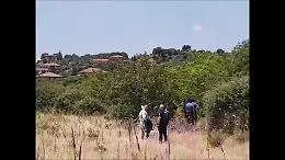 Elena, il corpicino della bimba morta trovato e portato via dal campo di Mascalucia