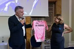 Rifugiati: consegnata a Unhcr la maglia rosa 2022 del Giro donne