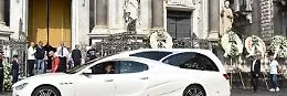 Funerali Elena, la bara salutata dagli applausi all'uscita dalla cattedrale