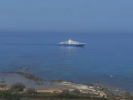 Avvistata dal lido Majata lo yacth "Queen Miri"