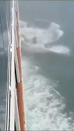 Nave da crociera norvegese urta un iceberg: paura a bordo
