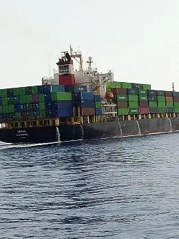 Spari iraniani contro portacontainer al largo dell'Oman: ponte di comando danneggiato, equipaggio salvo