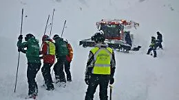 Crolla seracco di ghiaccio in Marmolada: morti e feriti