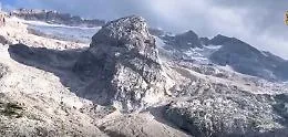 Marmolada, il sorvolo con l'elicottero sul luogo del distacco