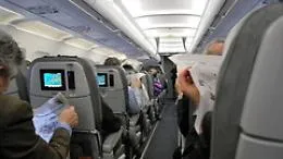 Arresto cardiaco in aereo: giovane di 21 anni salvato dai medici