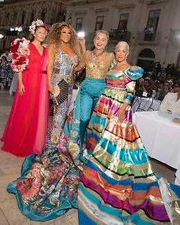 D&amp;G, a Siracusa Sharon, Monica, Mariah, Helen, Deva, Emma e tutte le altre con gli abiti super glamour della maison