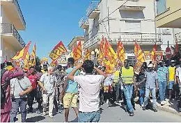 Daouda sparito nel nulla, lavoratori stranieri in piazza ad Acate: &laquo;Vogliamo la verit&agrave;&raquo;
