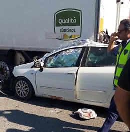 Caos sulla Pa-Me: furgone va a fuoco in galleria e in direzione opposta muore un automobilista
