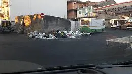 Catania: mercato settimanale di Picanello tra i rifiuti