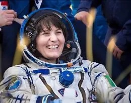 AstroSam, con una tuta russa, pronta a uscire tra le stelle: &egrave; la prima europea a farlo