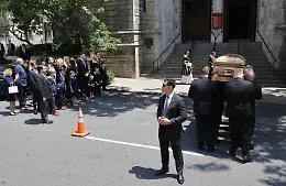 Bara color oro per Ivana Trump: l'ex marito Donald e Melania al funerale